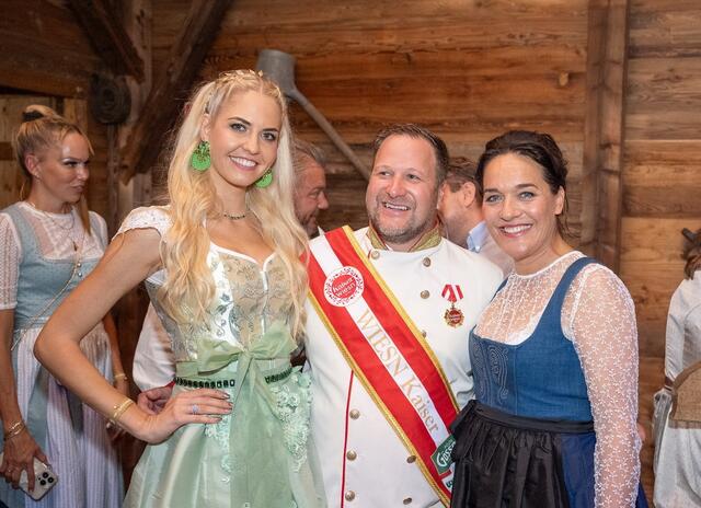 Beatrice auf der Kaiser Wiesn 2023. Mit Wiesn Kaiser Johann Pittermann und Eva Pölzl. | Foto: leadersnet.at/R. Brunhölzl
