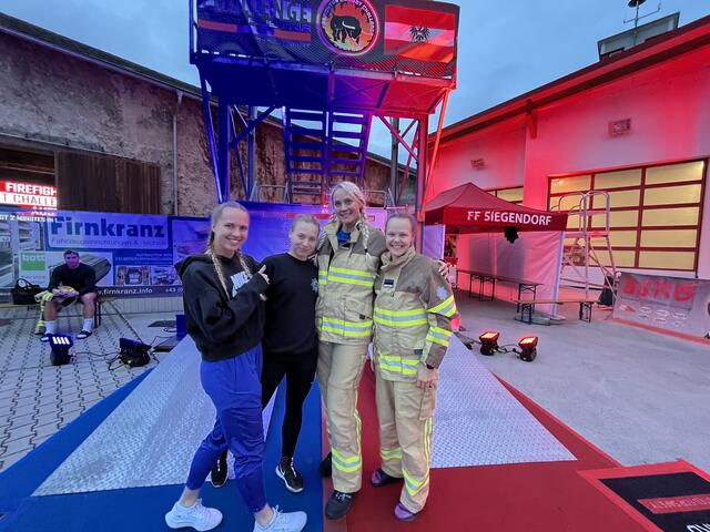 Miss World aus Estland (zweite von rechts) zeigte ihre Top Leistungen als Feuerwehrfrau und Schönheitskönigin