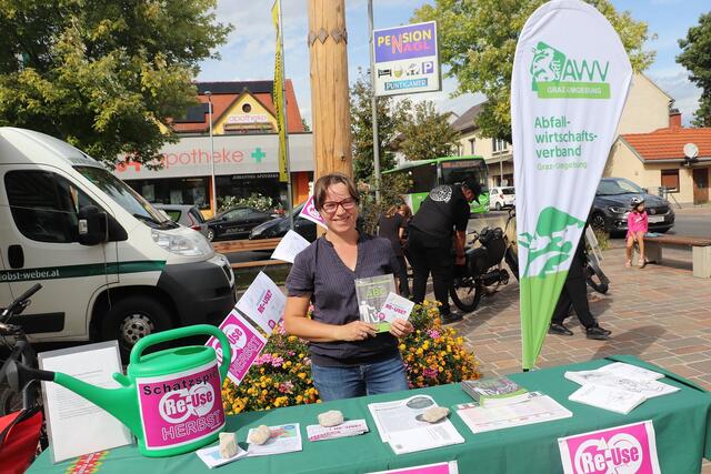 Irene Freiberger/AWV informierte über Re-Use und lud zu einem Schätzspiel. | Foto: Edith Ertl