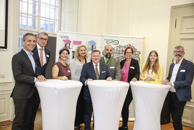 Arbeiten kooperativ an der digitalen Exzellenz in der Erwachsenenbildung: V.l. Martin Neubauer (WIFI), Meinhard Friedl (Retzhof), Kerstin Slamanig (Bildungsnetzwerk), Alexandra Nagl (Fachabteilung), Werner Amon (Landesrat), Dieter Frei (LFI und Steiermarkhof), Martine Platter (KBW), Anna-Maria Ambrosch (VHS), Hans-Peter Zankl (bfi Steiermark) | Foto: Thomas Luef, ©Luef light