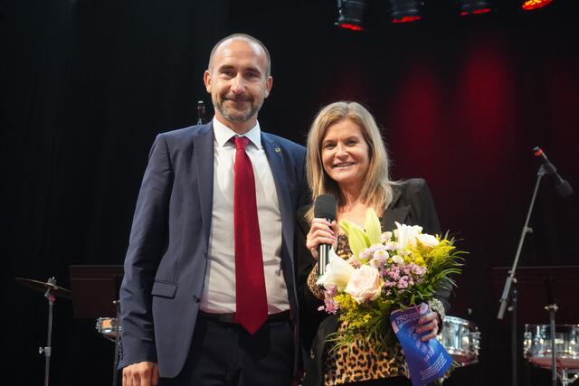 Bgm. Harald Kahr überraschte Moderatorin Niki Kracher mit einem Blumenstrauß.