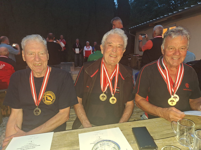 Die erfolgreiche Tiroler Mannschaft der Seniorenklasse 3 bei den diesjährigen Meisterschaften der Großkaliberschützen in Eisenstadt:
(v.l.n.r.)
Johann Schneider (SG Brixlegg)
Adam Lennert (SG Hopfgarten)
Heinz Stecher (SG Hopfgarten) | Foto: Peter Schinnerl / TLSB
