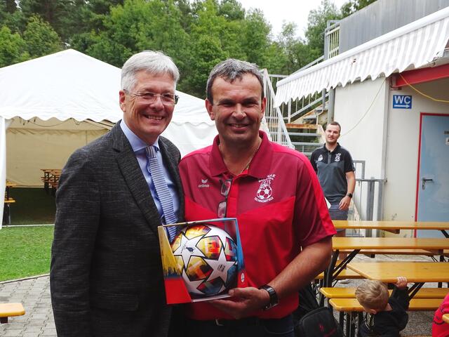 Landeshauptmann und Sportreferent von Kärnten, Dr. Peter Kaiser und Obmann vom SV Falle Maria Gail / Tschinowitsch, Harald Uggowitzer