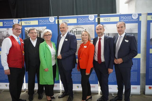Gelungener Festakt in Großpetersdorf: Vizebgm. Lukas Faulhammer, Historiker Gerhard Baumgartner, LA Doris Prohaska, LH Hans Peter Doskozil, Vizebgm. Olivia Kaiser, Bgm. Harald Kahr, LR Leonhard Schneemann | Foto: Michael Strini