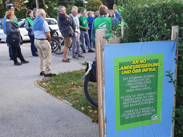 Bei der Kundgebung konnte man auch die aktuelle Petition für den "Radschnellweg Liesing - Mödling - Guntramsdorf" unterschreiben. | Foto: Grüne Bezirk Mödling