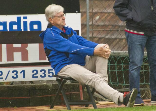Ehrenpräsident Robert Preininger - ein Fußballexperte - Tormann - Trainer - Funktionär beobachtet die Szene immer ganz genau...