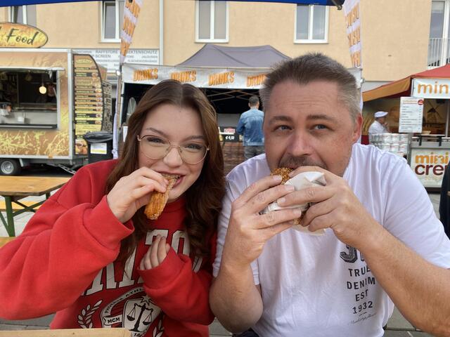 Sabrina und Jürgen Rumpler beim Reinbeißen. | Foto: Gernot Zottl