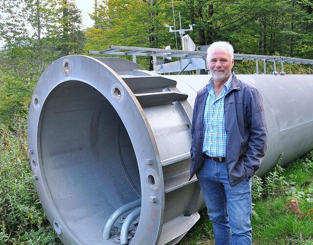 Prokurist Stefan Flaschberger überwacht den Bau der neuen Fundamente für drei Seilbahn-Stützen | Foto: Hans Jost