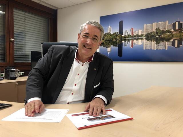 Bezirksvorsteher Ernst Nevrivy (SPÖ) hatte 20202 einen Kleingarten nördlich der Seestadt Aspern gekauft. Nun wurde dieser zu Bauland und ist doppelt so viel wert. | Foto: Sellner