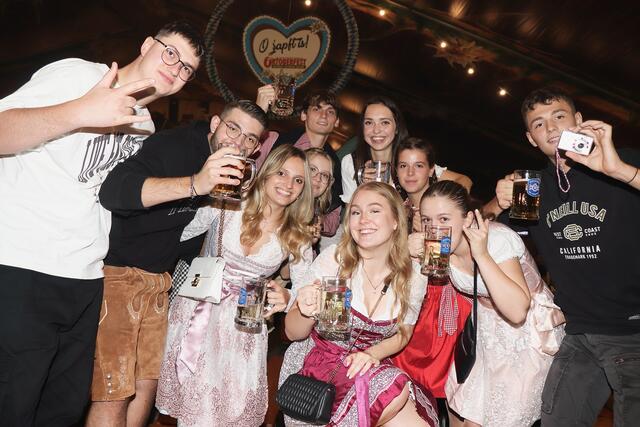 Im Riesen-Festzelt herrschte wieder beste Stimmung. | Foto: Alfred Mayer