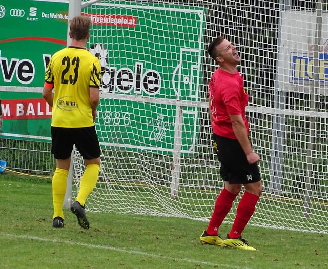 Petre Stefanov (rot, Maria Gail) schreit sich im Namen seines Teams den Frust aus dem Leib........