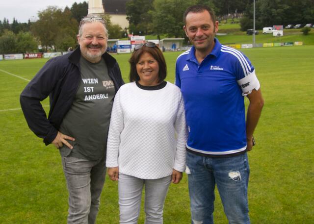 Obmann Roman Takacs begrüßte zum Bezirksderby gegen Markt Allhau AK-Präsidentin Renate Anderl und Andreas Fuith - sie übernahmen Spiel-Patronanz und Ballspende und Renate Anderl den Ankick zu diesem Spitzenspiel.