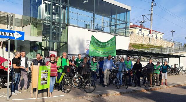 Kundgebung für einen Radschnellweg Liesing - Mödling - Guntramsdorf beim Bahnhof Brunn. Dort befindet sich eine bekannte und unangenehme Engstelle des Radwegs nach Mödling. | Foto: Grüne Bezirk Mödling