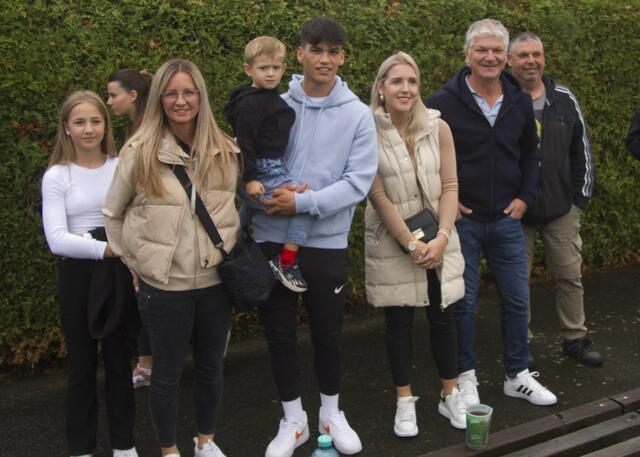 Fußballfamilie Radics - Andreas übersiedelte von Oberwart nach Lafnitz in die 2. Bundesliga - beobachtete das Bezirksderby und schaute Sohn und Bruder Stephan Radics genau auf die Beine - er spielte souverän im Abwehrzentrum im Team von Allhau-Trainer Florian Hotwagner.