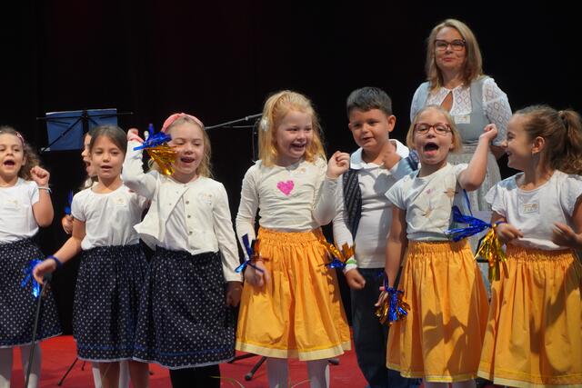 Die Kindergartenkinder hatten ihren Spaß auf der Bühne. | Foto: Michael Strini