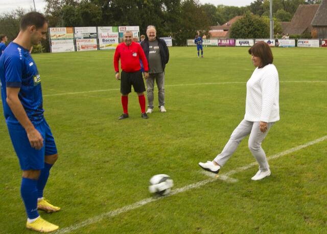 Ankick zum 2. Liga-Derby AK-Präsidentin Renate Anderl mit Kapitän Selimovic.
