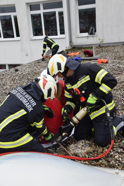 Vorbereitungen für die Bergung vom Dach. | Foto: FF Ried/Rmk.