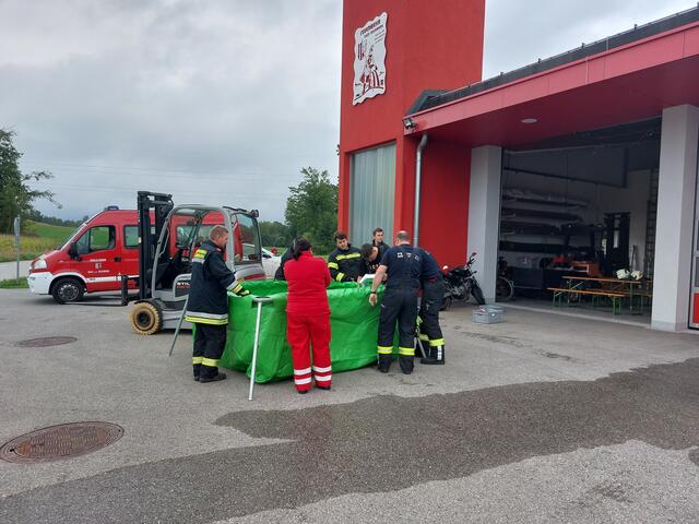Gerätekunde beim Aufbauen eines Wassertanks. | Foto: FF Ried/Rmk.