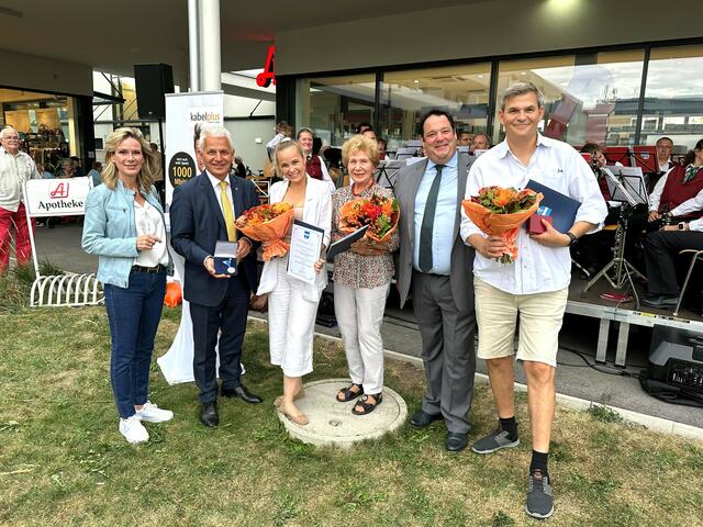 Vizebürgermeisterin Michaela Haidvogel, Bürgermeister Johann Zeiner, Missy May (Silbernes Sportehrenzeichen der Marktgemeinde Maria Enzersdorf), Hanne Raab (Goldenes Ehrenzeichen der Marktgemeinde Maria Enzersdorf), Vizebürgermeister Markus Waldner, Sohn von Renate Franner (Goldenes Ehrenzeichen der Marktgemeinde Maria Enzersdorf) (v.l.). | Foto: Marktgemeinde Maria Enzersdorf