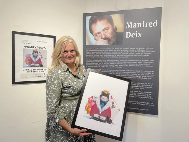 Petra Werkovits hat die Manfred-Deix-Ausstellung auf Schloss Tabor in Neuhaus am Klausenbach kuratiert.  | Foto: Elisabeth Kloiber