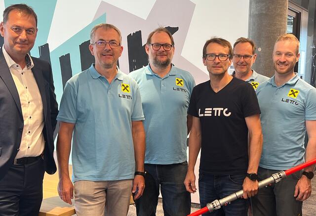 Organisator und Entwickler DI Mag. Dr. Daniel Asch-Goiser mit seinem LeTTo Team und Prok. Helge Wöll vom Veranstaltungsort raiffeisen corner. | Foto: Raiffeisen
