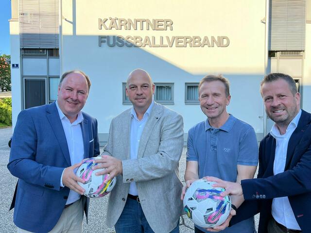 KFV Präsident Martin Mutz (2. v. l.)  nimmt mit seinen KFV Vize-Präsidenten Gerhard Engl (l.) und Thomas Jank (r.) die Herausforderung Fußball an. ÖFB Präsident Klaus Mitterdorfer (2. r.) gratuliert zur Wahl.  | Foto: KFV /KK