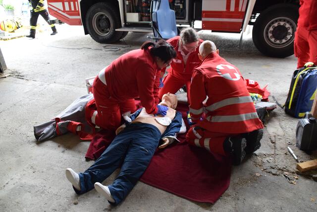 Auch eine Reanimation galt es zu meistern. | Foto: FF Ried/Rmk.