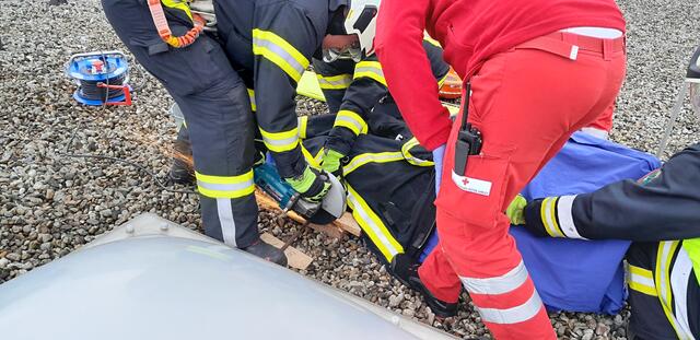 Knifflig: der von einer Eisenstange gepfählte Arbeiter muss vorsichtig  mit der Flex befreit werden. | Foto: FF Ried/Rmk.
