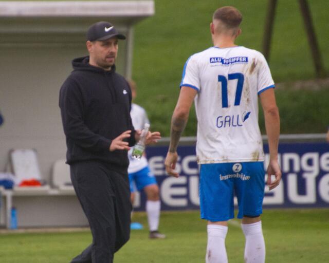 Trainer Florian Hotwagner gibt zur Pause letzte Anweisungen und danach lief es bei den Gästen aus Allhau weit besser.