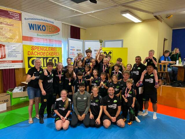 Das große KSV-Teilnehmerfeld beim Gedenkturnier in Söding mit dem Trainerteam | Foto: KSV Söding