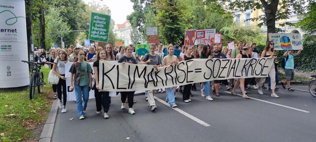 Schülerinnen und Schüler des BG/BRG Weiz nahmen an einer internationalen Klimademo in Graz teil. | Foto: BG/BRG Weiz