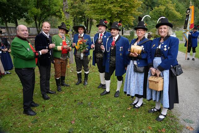 Die Schützen stoßen mit Vizebgm. Anzengruber an, | Foto: Erich Staudinger
