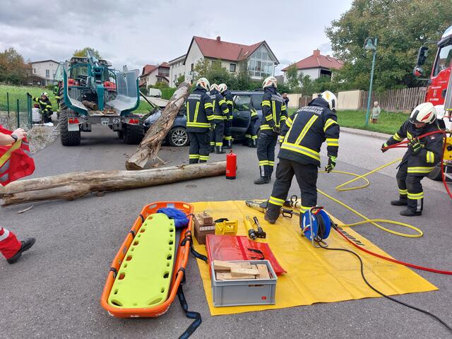 Spektakulärer Verkehrsunfall: Teile einer Holzladung stürzen auf einen PKW | Foto: FF Ried/Rmk.