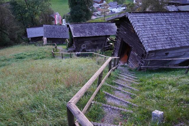 Der steile Anstieg hielt die Besucher nicht davon ab, jede einzelne Hütte zu begutachten. | Foto: Philipp Scheiber