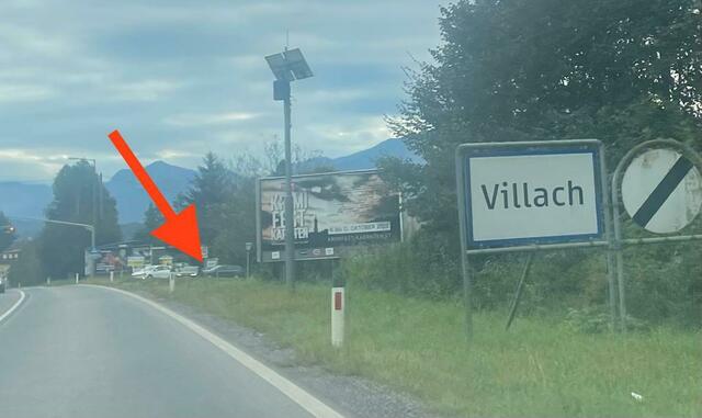 Wer die B94 Ossiacher Straße Richtung Villach nimmt, dem begegnen nach der "großen" Ortstafel gleich mehrere kleine Villach-Schilder. | Foto: MeinBezirk.at