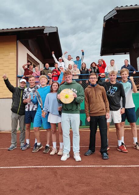 Die U18 Mannschaft des TC Aurach freut sich über den Meistertitel.  | Foto: TC Aurach