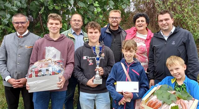Mit den Siegern der Tombola: Landtagsabgeordneter Manfred Schulz, Ortsvorsteher Matthias Schöfbeck, Bürgermeister Erich Stubenvoll, Stadträtin Dora Polke und Stadtrat Michael Schamann

 | Foto: Schamann