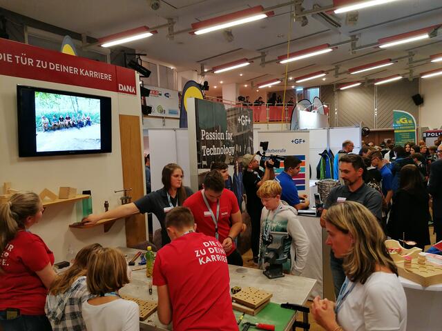 An vielen Ständen können sich die Besucherinnen und Besucher gleich selbst ausprobieren. | Foto: BuK.li