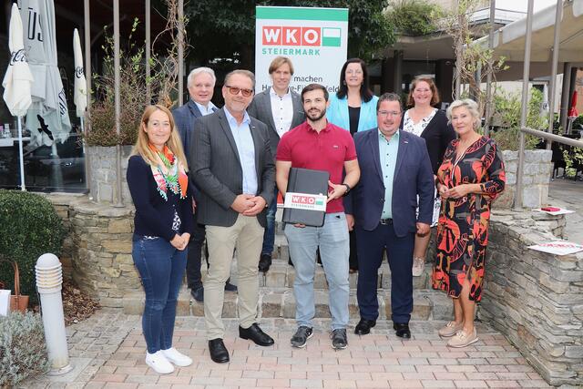 Willy Semmler vom Boutique Hotel Erla am Stubenbergsee im Kreis der hochrangigen WKO Steiermark-Vertreter | Foto: Alfred Mayer