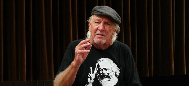 Otto Köhlmeier erzählt zwei Mal fünfzig Minuten aus seinem bewegten Leben und informiert dabei äußerst unterhaltsam über acht Jahrzehnte heimische Zeitgeschichte.
