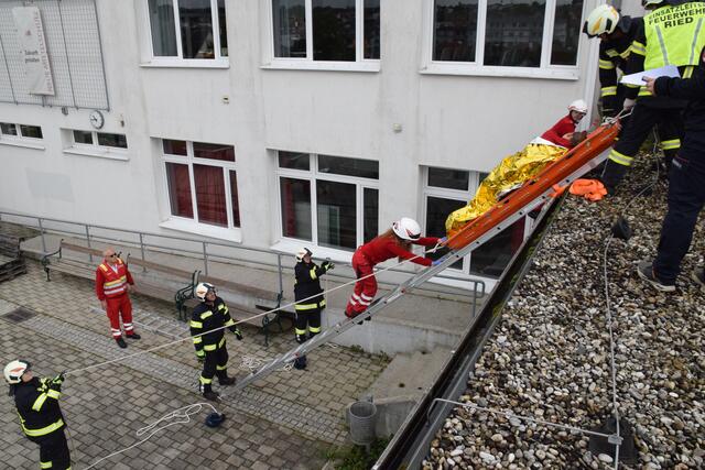 Kniffliger Bergeeinsatz für zwei Verletzte in luftiger Höhe. | Foto: FF Ried/Rmk.