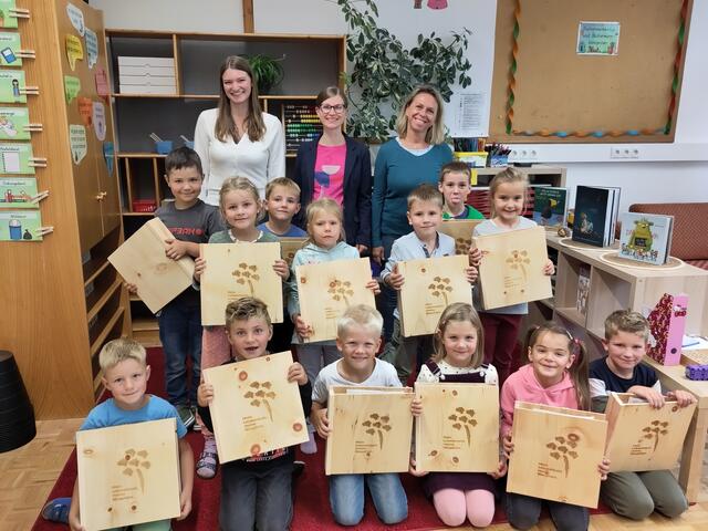 Das Biosphärenpark-Bildungsteam bei der Überreichung der Zirbenmappe in der Volksschule Zederhaus | Foto: VS Zederhaus
