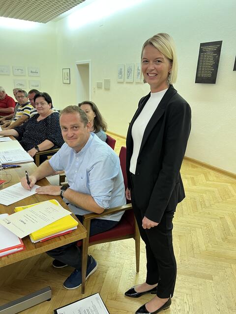 Klaus Taucher-Thaler beim Unterschreiben des offiziellen Dekretes. | Foto: KK