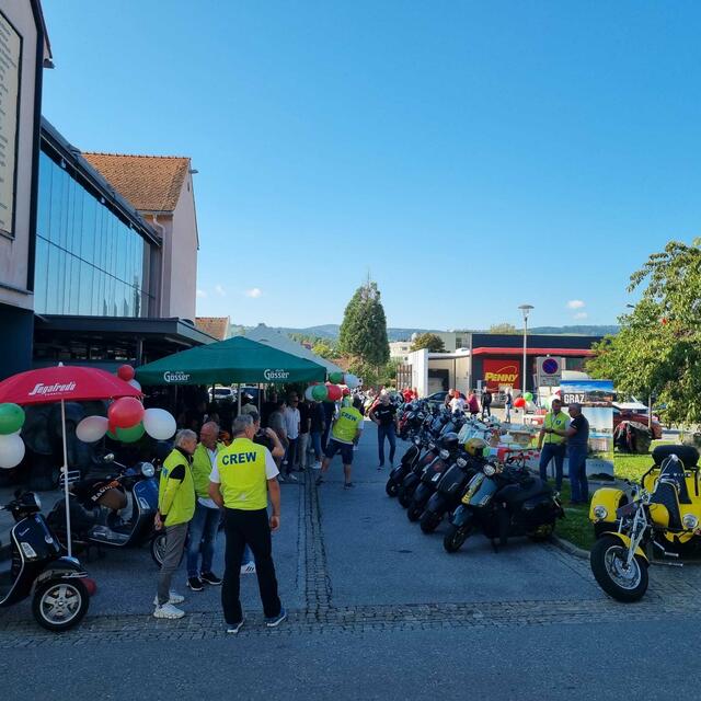 Vor dem K.&amp;K. Café versammelten sich rund 130 Vespas in Köflach. | Foto: Pongratz