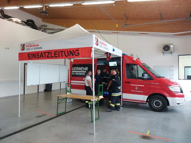 Professionelle Einsatzleitung: Auch dieses Szenario wurde ausführlich geübt. | Foto: FF Ried/Rmk.