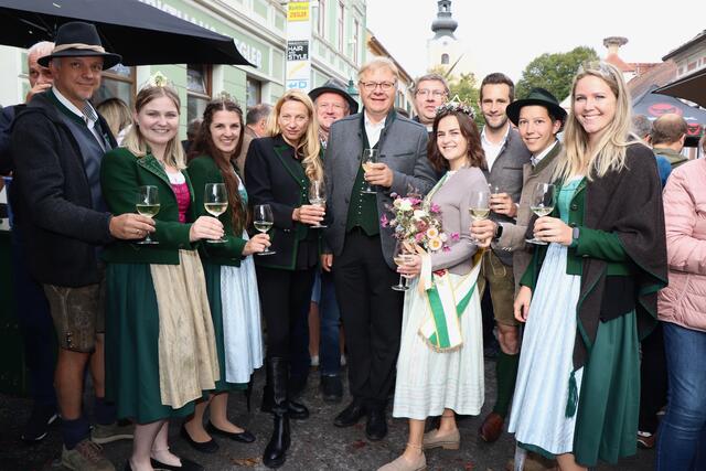 Prominente Gäste beim Winzerfest: LR Juliane Bogner-Strauß, LAbg. Lukas Schnitzer, Bgm. Josef Hauptmann und königliche Hoheiten. | Foto: Alfred Mayer