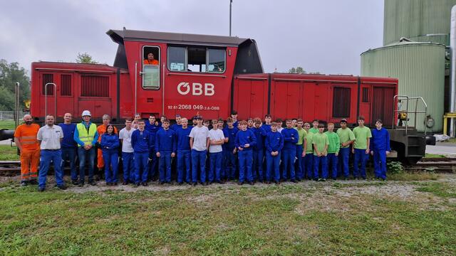 Achtung Verschub – Sappi-Lehrlinge, Ausbilder, Schleppbahn-Mitarbeiter und Thomas Stoimaier (4.v.li)  vor der Anschlussbahn. | Foto: Sappi