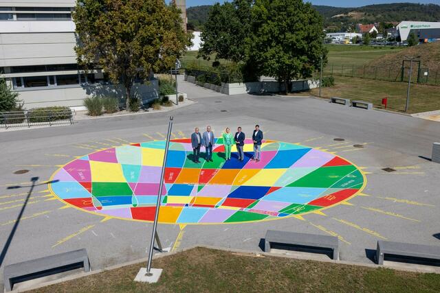 Die größte Sonnenuhr Österreichs ziert den Pausenhof der HTL Eisenstadt.  | Foto: Büro Landesrätin Winkler / Christoph Novak