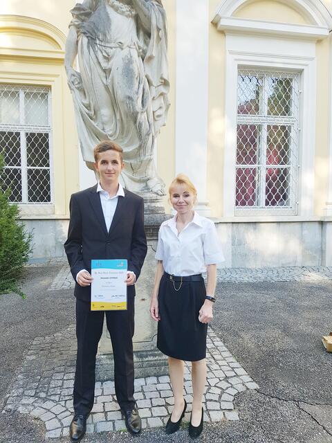 Betreuerin Sigrid Diethart gratulierte ihrem Schützling Alexander Leithold zum 3. Platz beim Dr. Hans Riegel-Fachpreis für Chemie.  | Foto: Europagymnasium Leoben