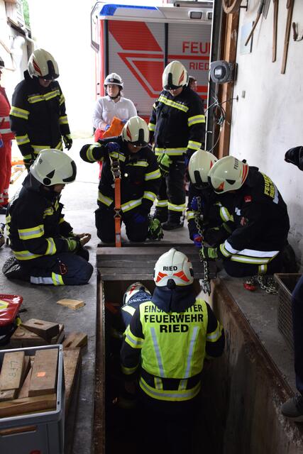 Herausfordernd: Ein Arbeitsunfall in einer engen Montagegrube. | Foto: FF Ried/Rmk.